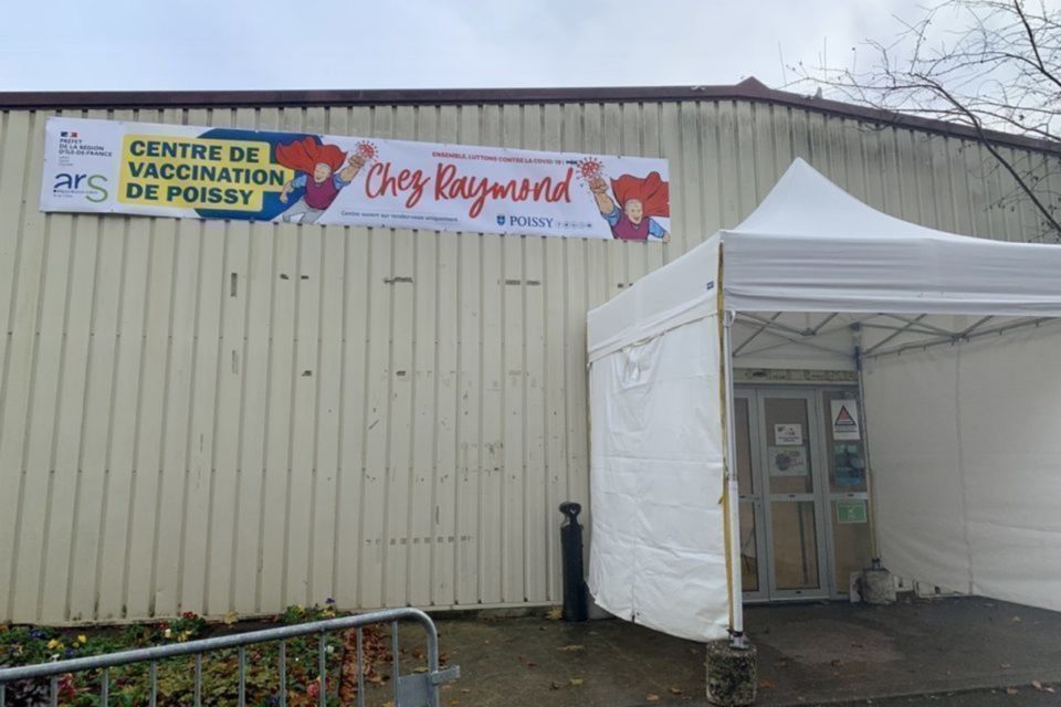 Une première en France : les trois antivax tagueurs du centre de vaccination de Poissy condamnés