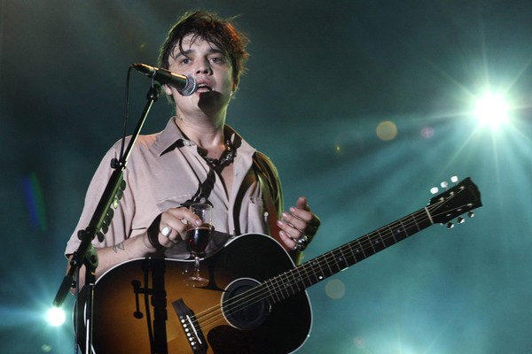 Pete Doherty se envolve em briga ao comemorar liberdade e é preso novamente em Paris